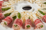 培根金针菇卷美食摆盘