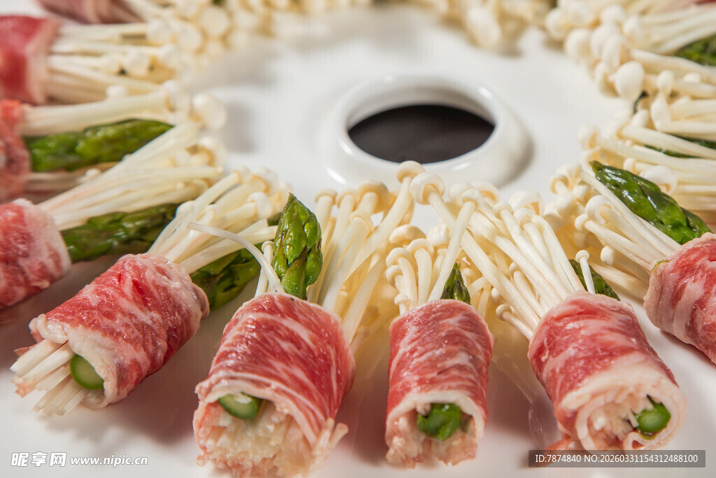 培根金针菇卷美食摆盘