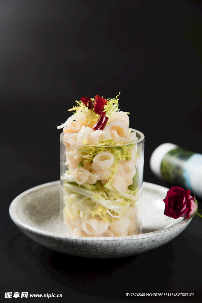 精致分层蔬菜甜品摆盘