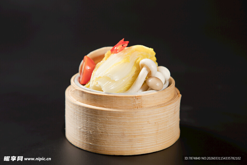 竹制容器中的多彩食物