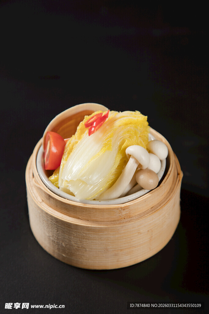 竹制容器中的多彩新鲜蔬菜