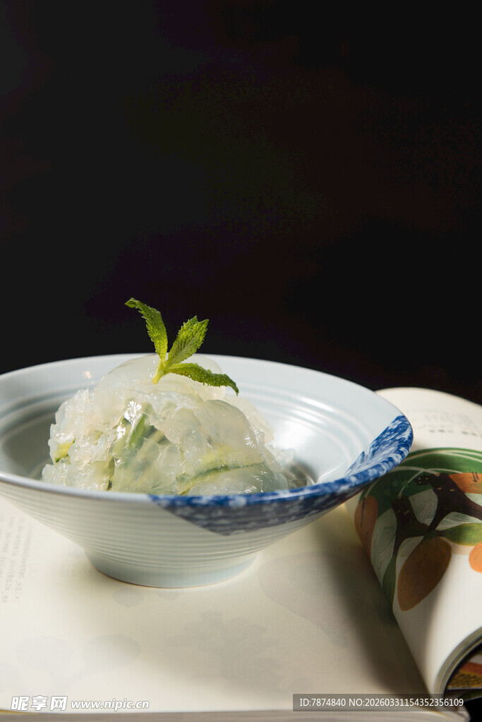 精致碗装米饭配清新绿叶