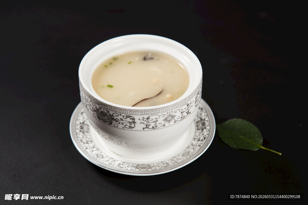 中式瓷杯盛养生汤品