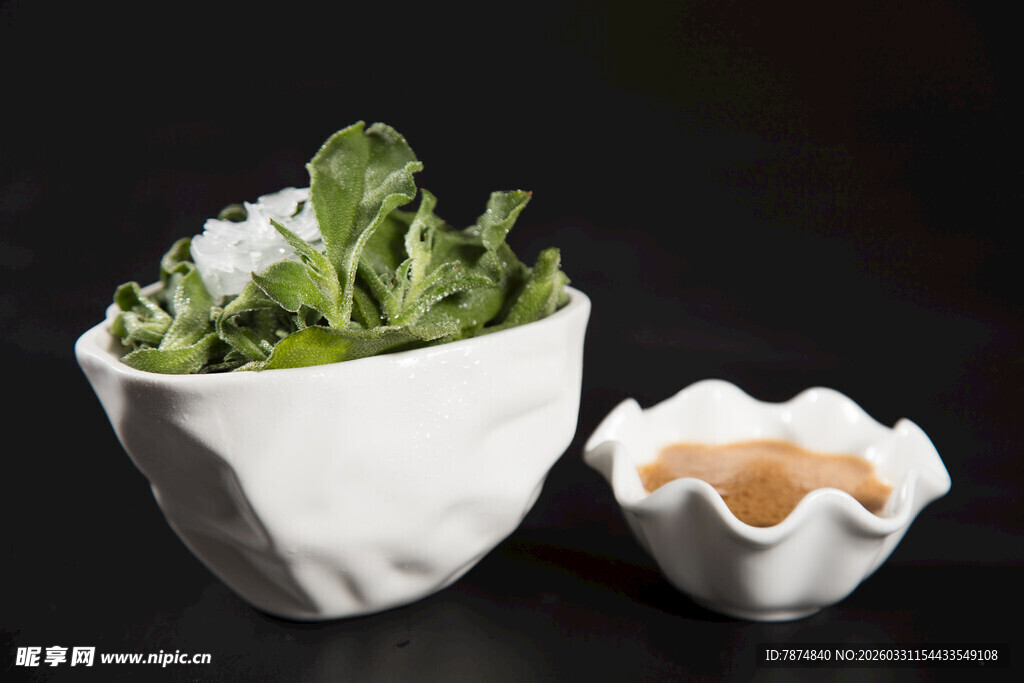 白色碗装蔬菜与蘸酱