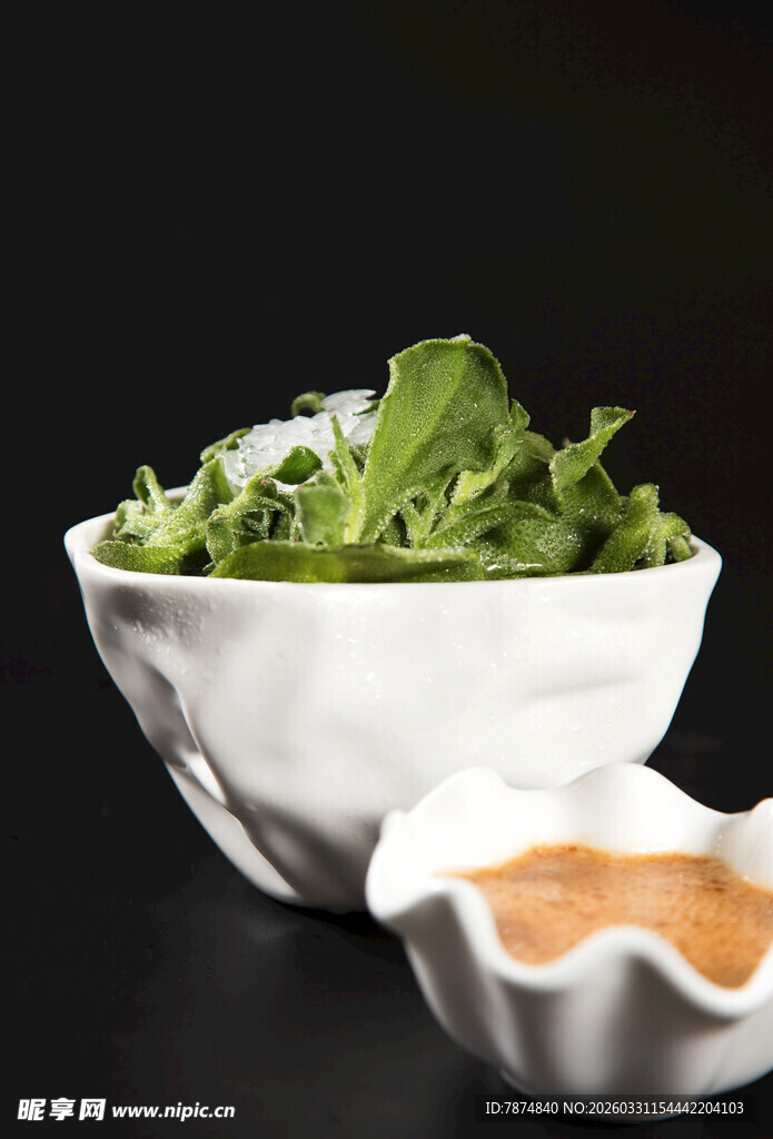 白色碗装新鲜生菜与蘸酱