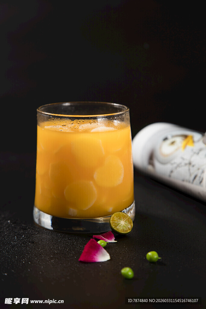 一杯美味芒果汁饮品