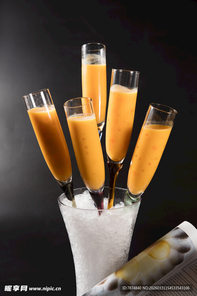 冰杯中的美味橙色饮品