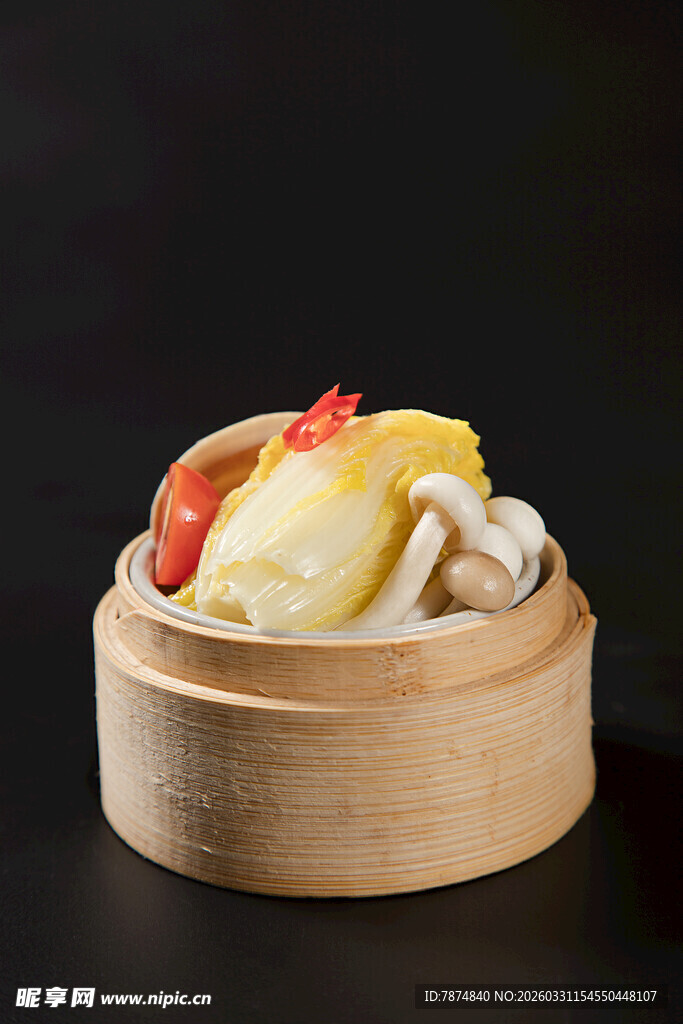 竹制容器中的多彩美食