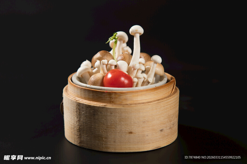 竹制容器中的蘑菇