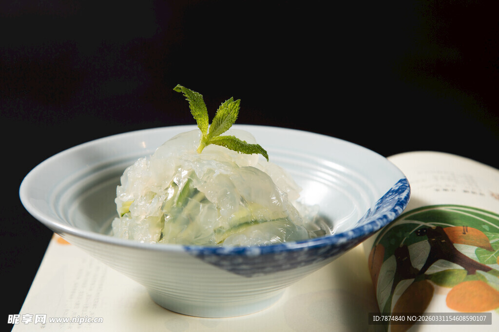 抹茶冰淇淋置于精致碗中