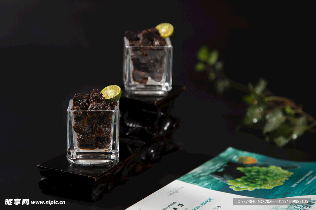 精致玻璃杯装特色茶叶