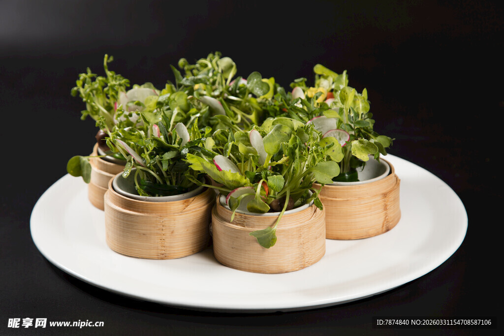 盘中多种蔬菜组合