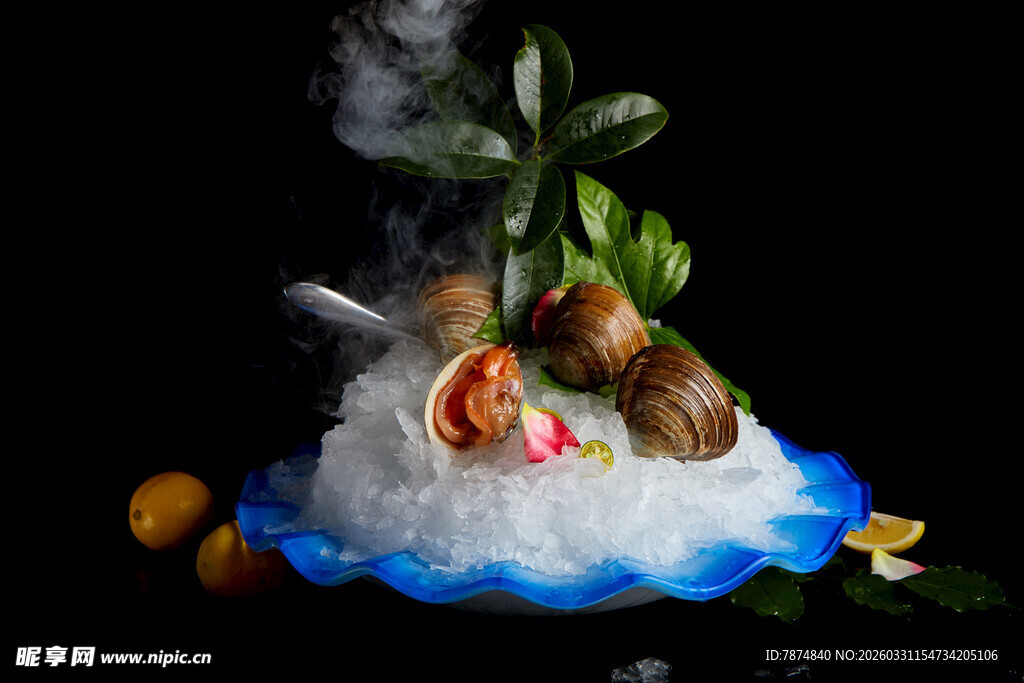 海鲜刺身配冰与绿植摆盘