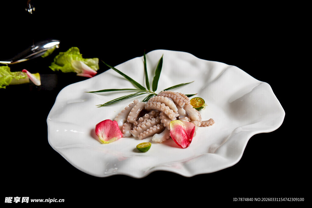 精致摆盘的鱿鱼须