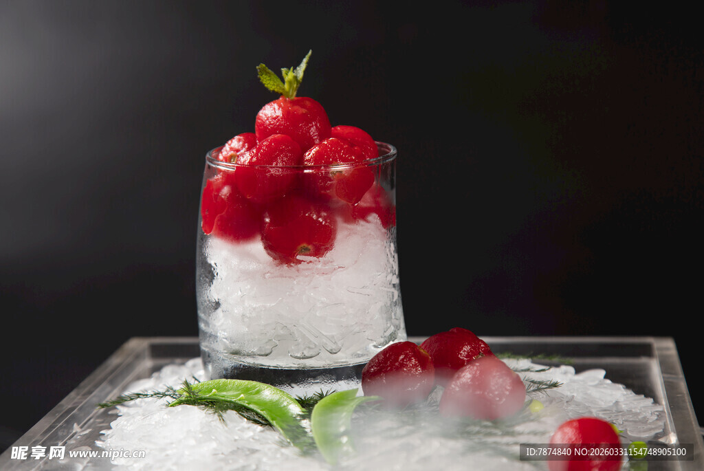 草莓冰沙配薄荷装饰