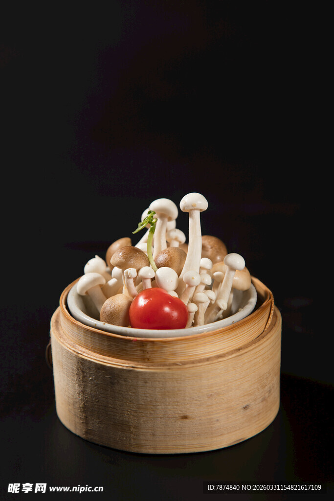 竹制蒸笼里的精致菌菇料理