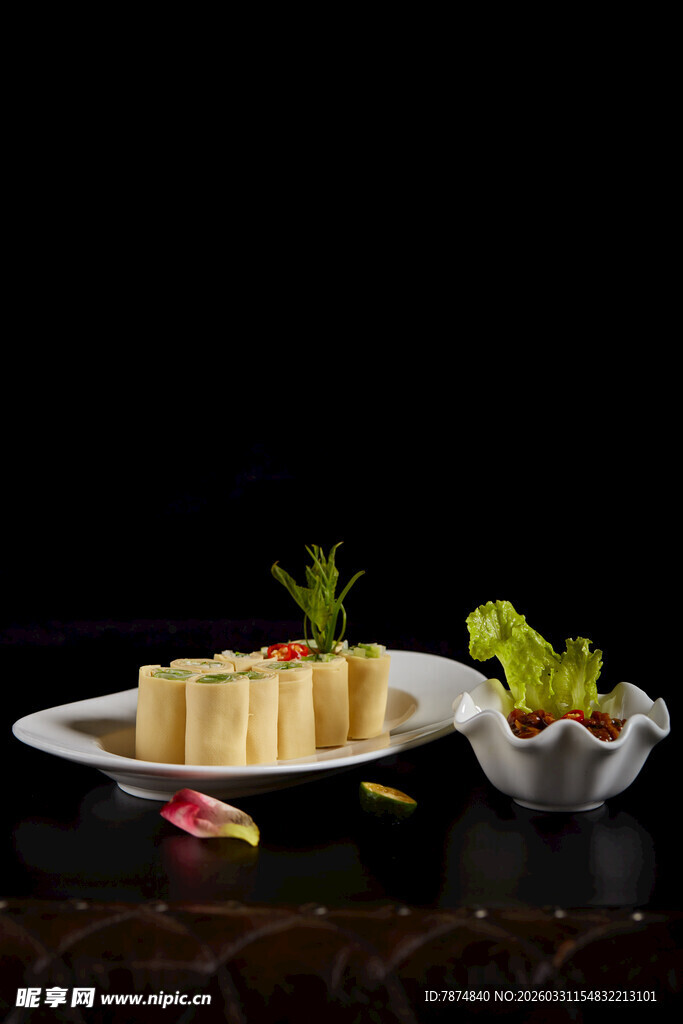 精致糕点与配菜摆盘