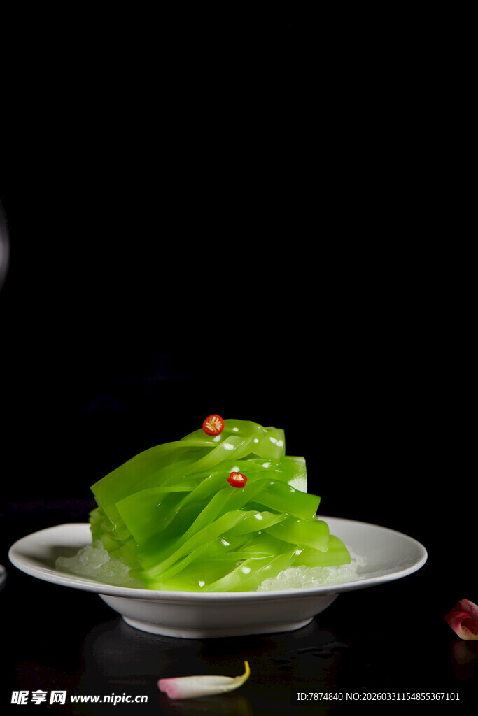 翠绿莴笋片摆盘精致