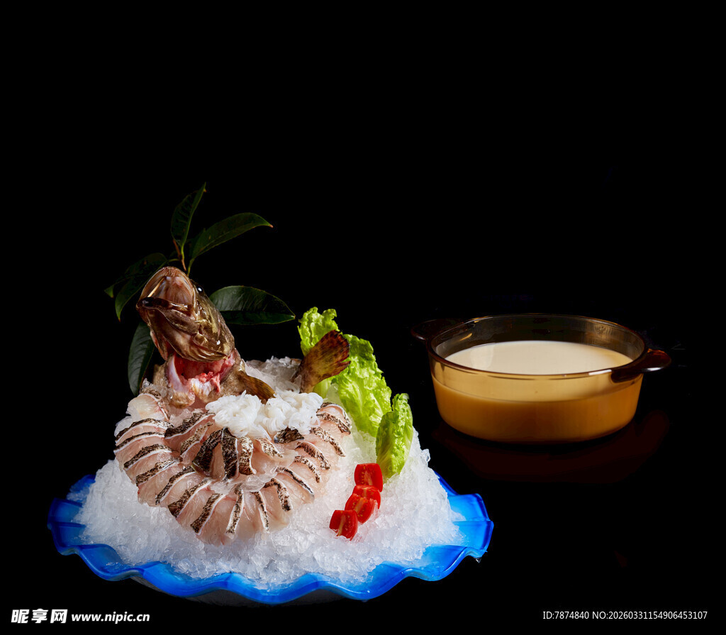 冰镇刺身拼盘配特色蘸料