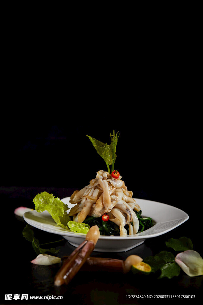 精致摆盘的美味海鲜料理