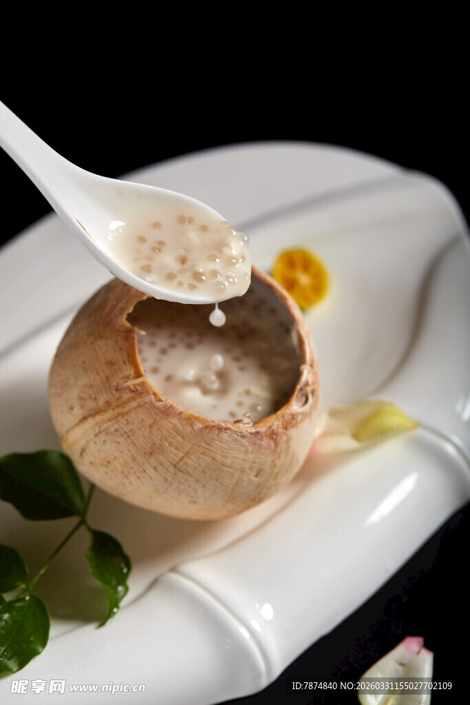 椰香浓郁的特色椰子炖品