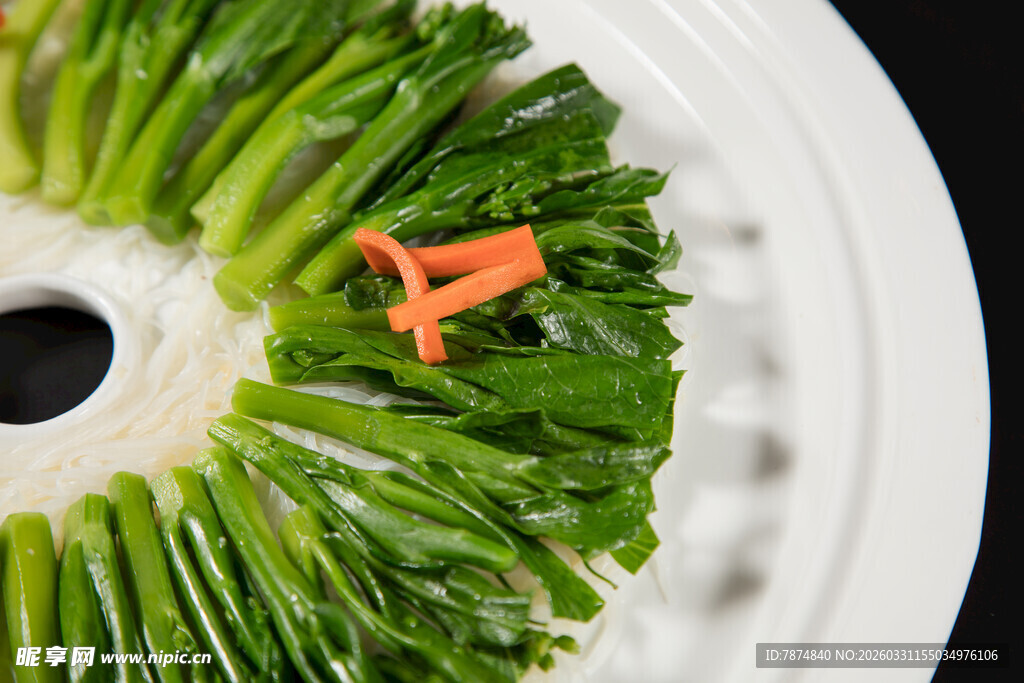 菜心摆盘配橙色字母装饰