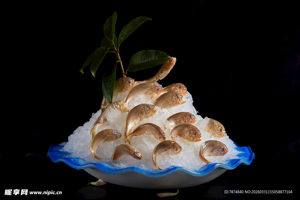 精致鱼仔摆于蓝盘之上