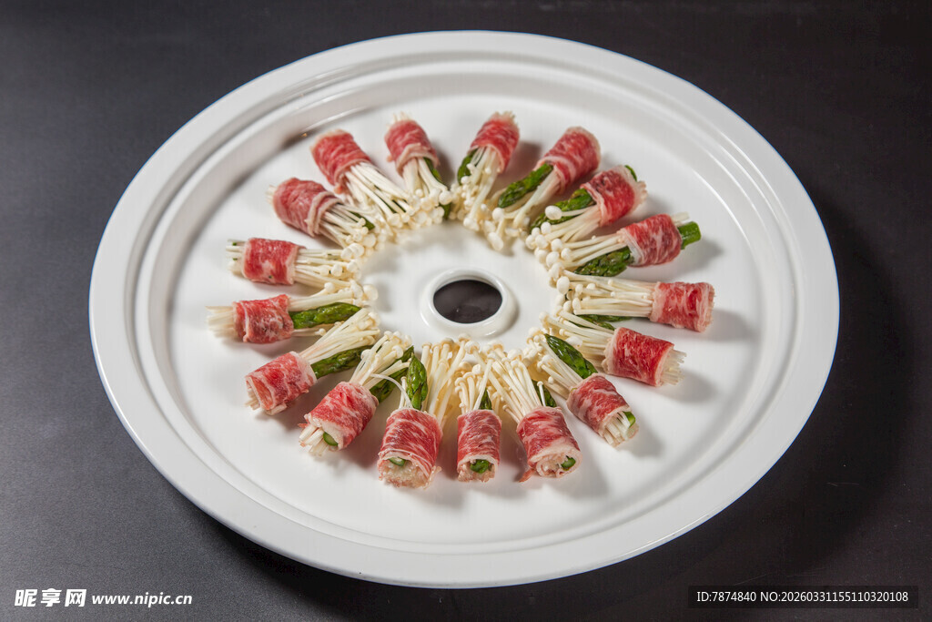 精致蔬菜牛肉卷摆盘美食