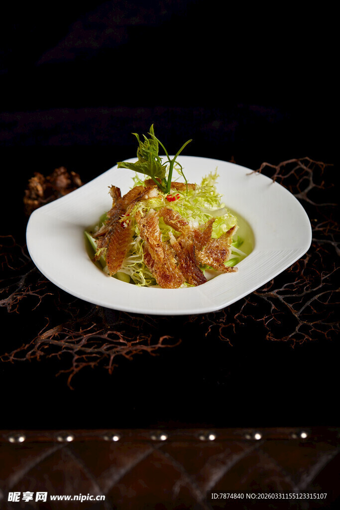 精致摆盘的美味菜肴