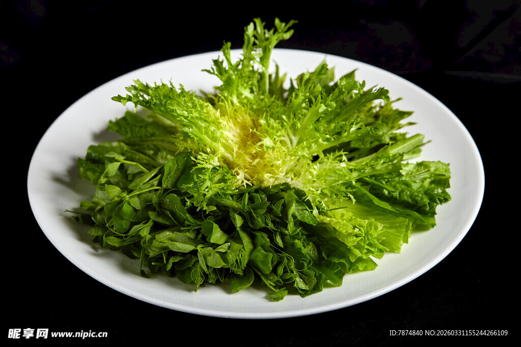 新鲜生菜摆放在白色盘中