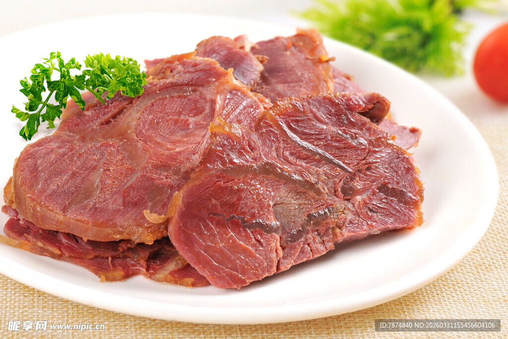 美味酱牛肉摆于盘中