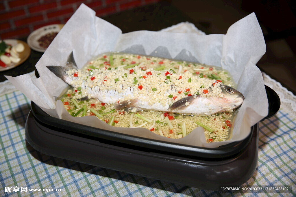 烤盘中的美味撒料烤鱼