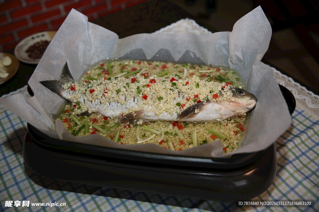 纸包烤鲈鱼配多彩食材