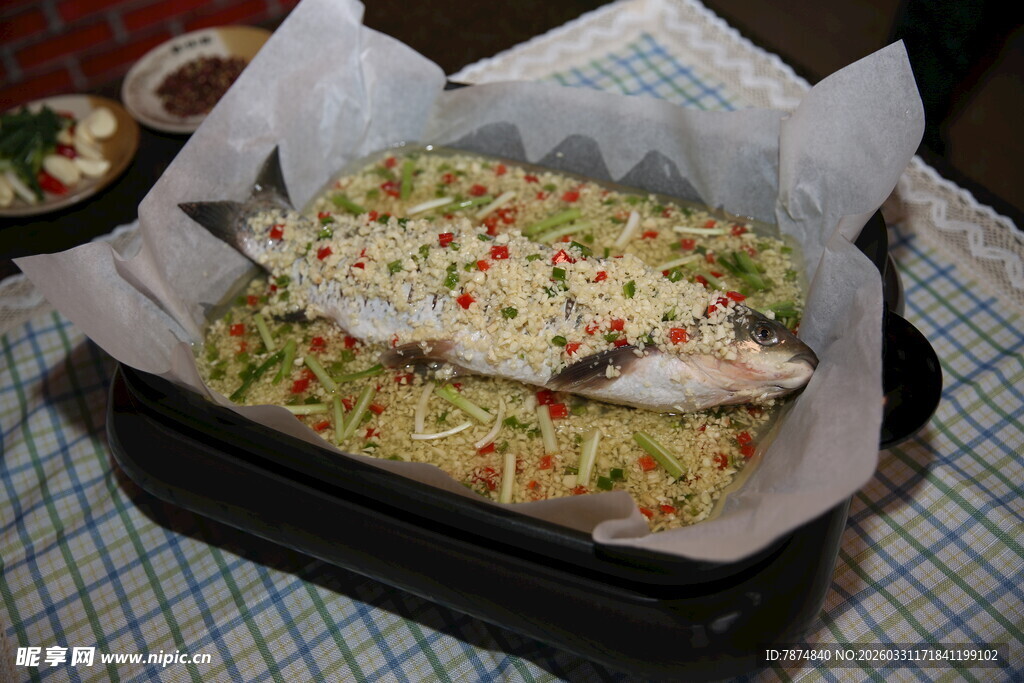 烤盘中的美味芝士烤鱼