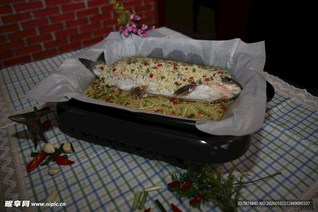 烤盘内的美味烤鱼