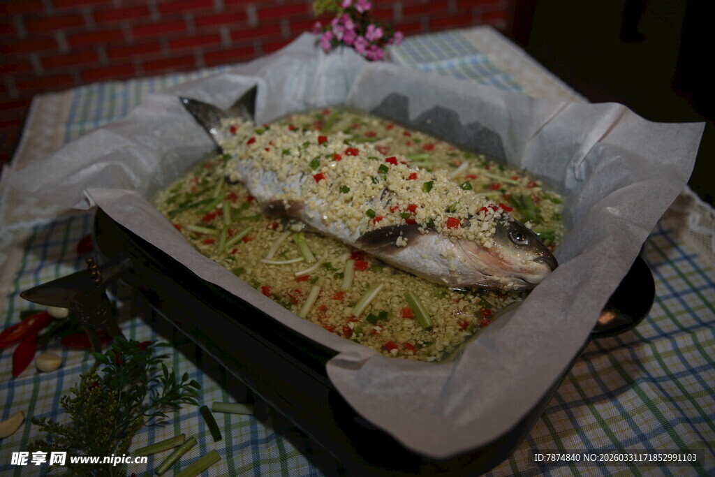 烤盘上的美味烤鱼