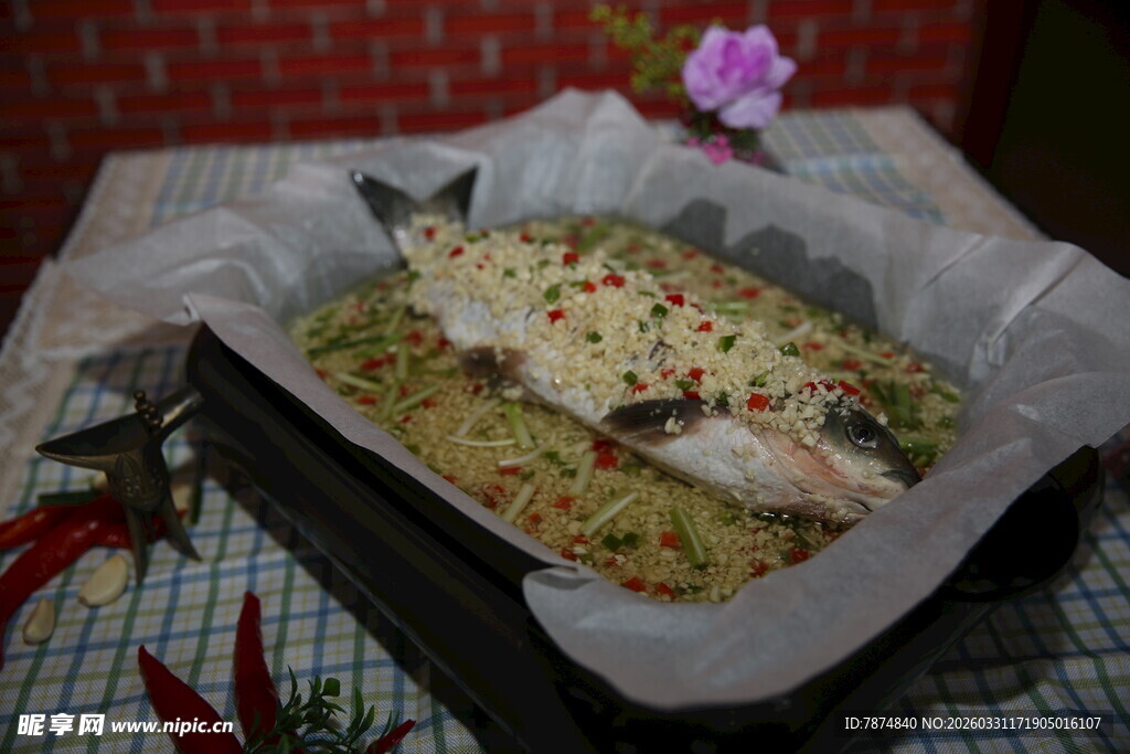 香烤鲈鱼配美味蔬菜