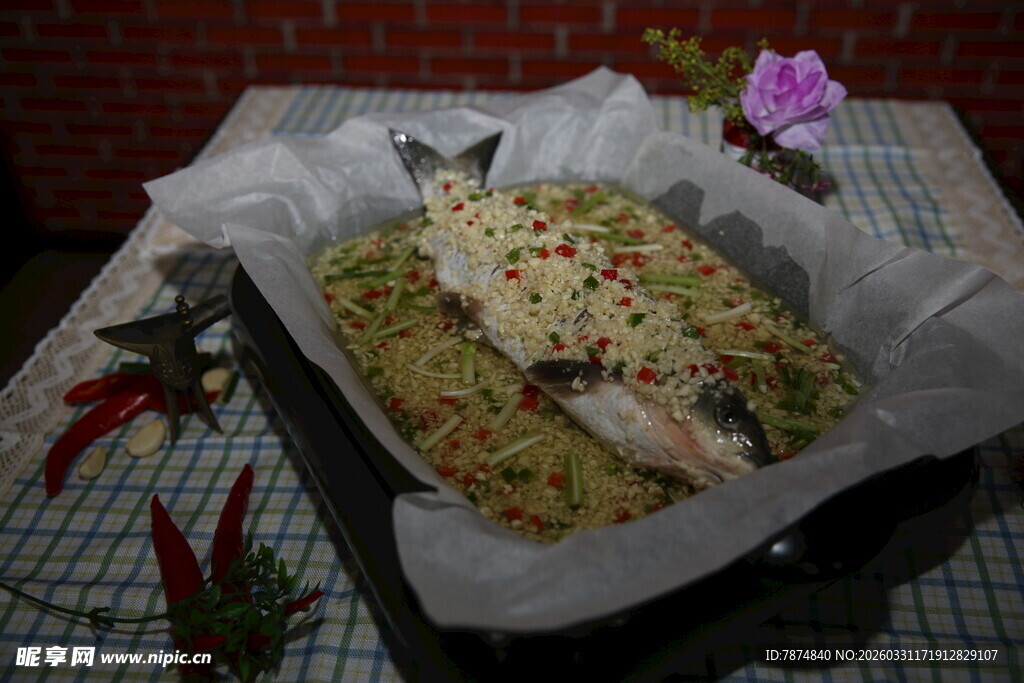 烤盘中的美味芝士烤鱼