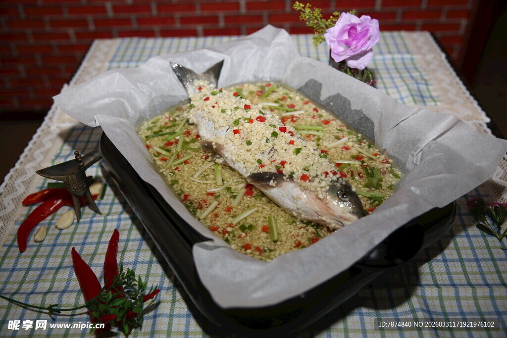 纸包香煎鱼配特色佐料