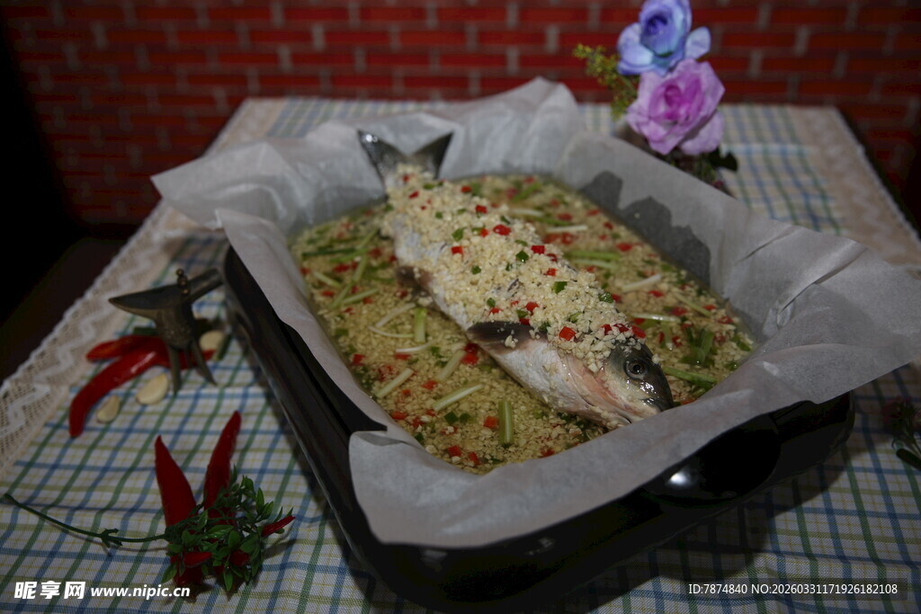 烤盘内的美味芝士菜肴