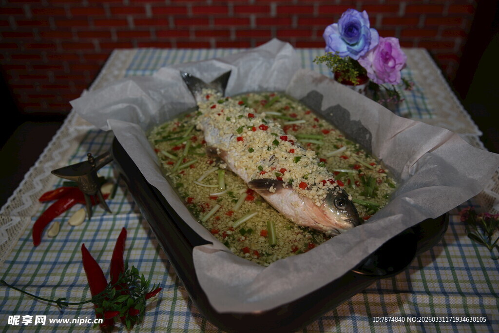 烤盘上的美味烤鱼