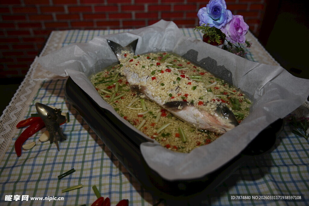 烤盘里的美味烤鱼