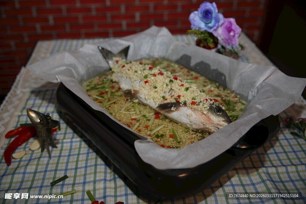 烤盘上的美味食物