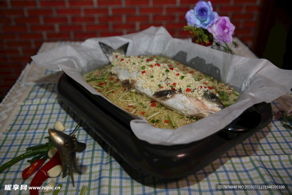 烤盘内的美味食物待烤制