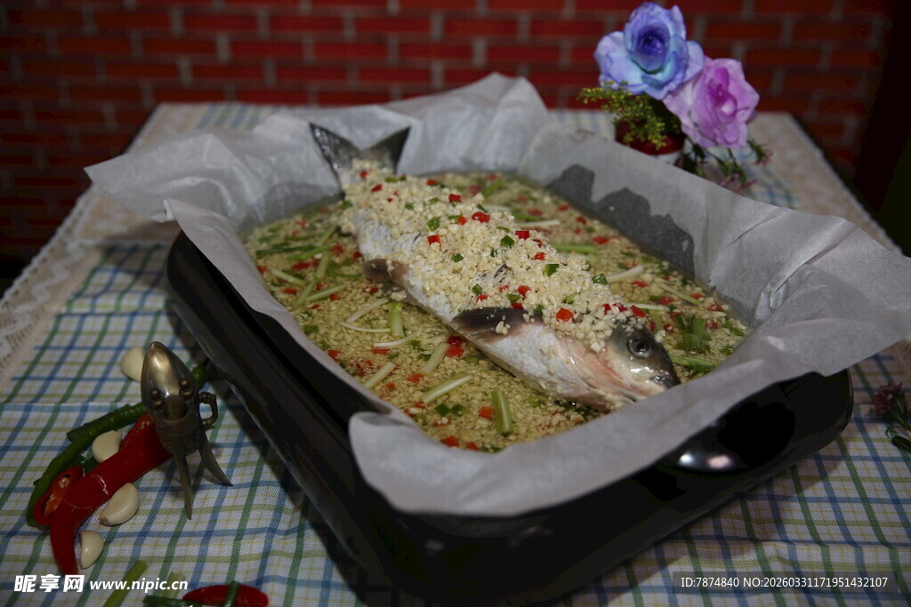 锡纸烤制的美味特色烤鱼