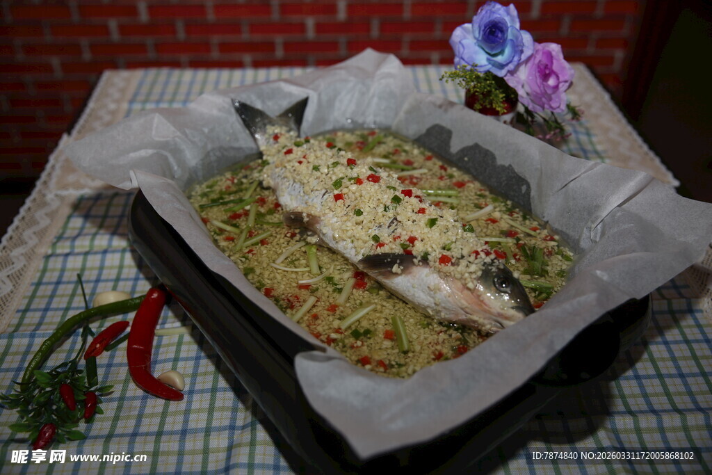 纸包烤鱼美味诱人