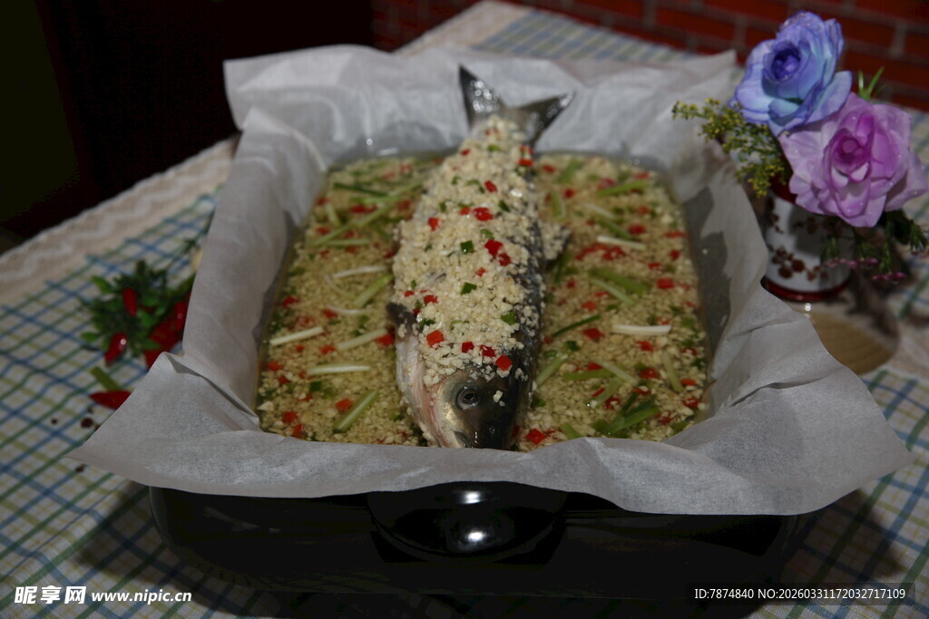 纸包烤鱼配花饰