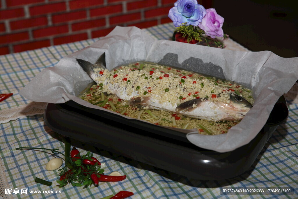 烤盘上的美味烤鱼