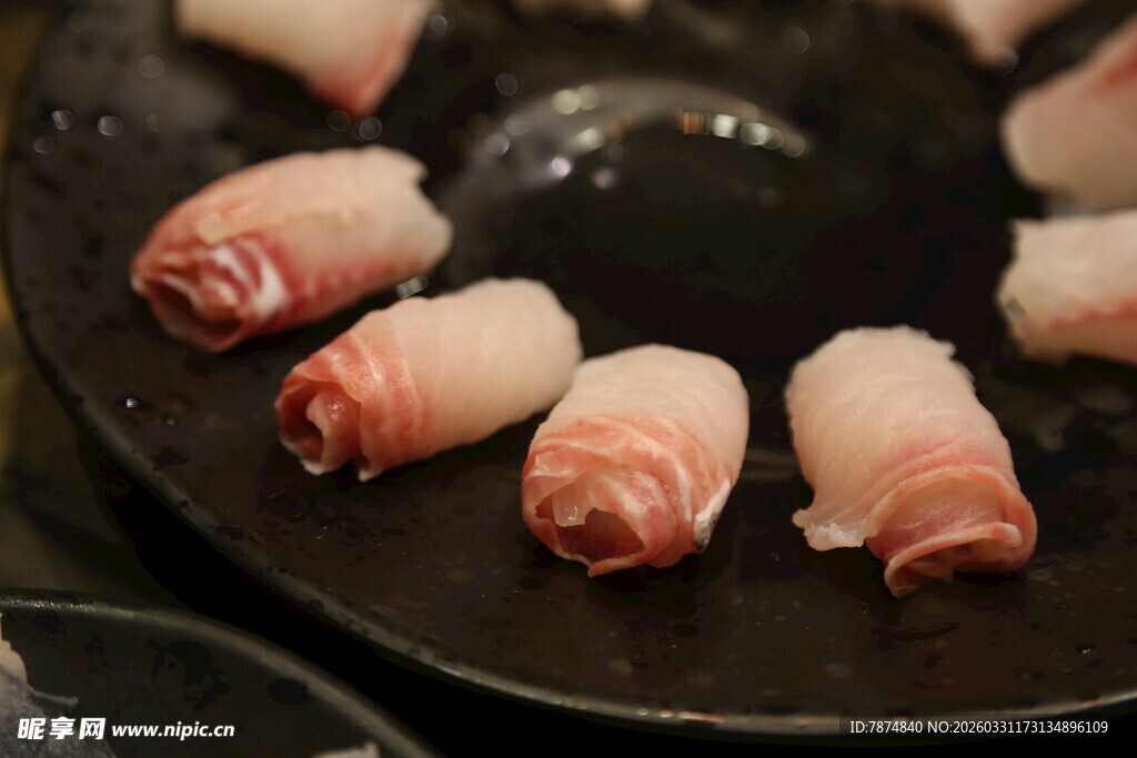 锅中煎制的培根肉卷