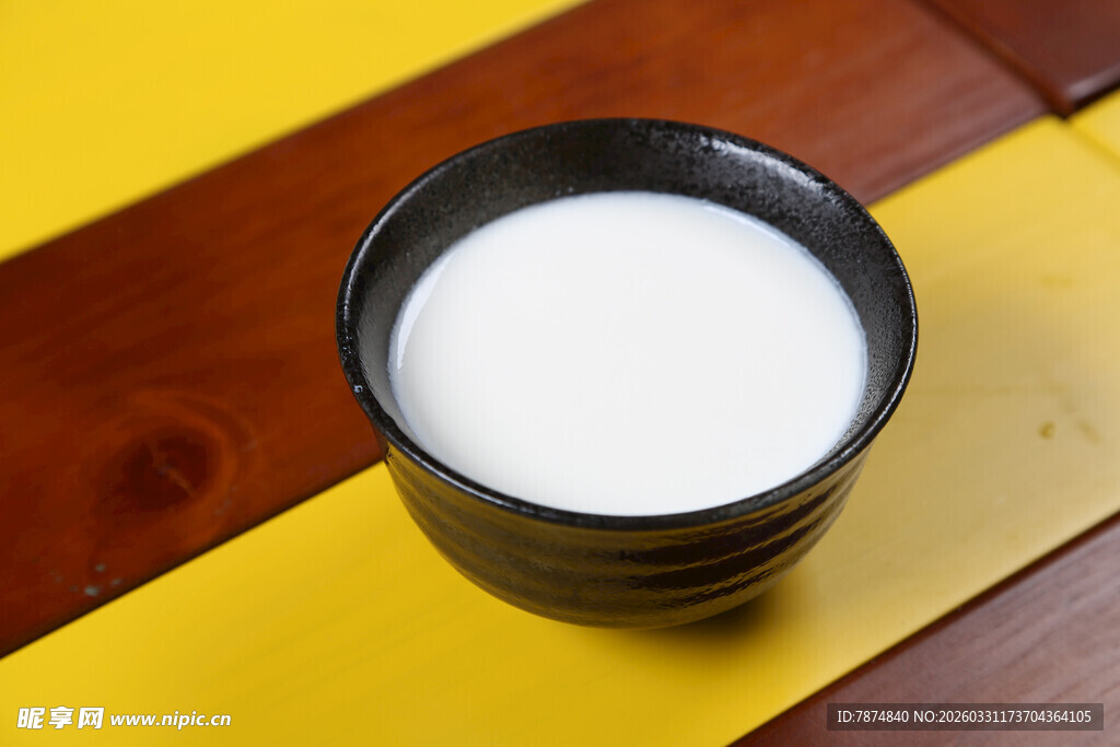 木桌上的一杯白色饮品